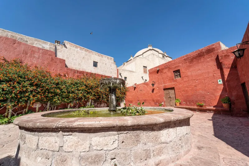 O Pátio Central de Cajamarca: Arquitetura que Valoriza o Imóvel e Transforma a Rotina de Quem Mora Nele